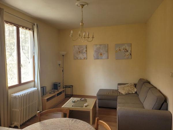 ROCHEFORT proche centre, appartement 1er étage de 43 m² meublé de type 2 - local privatif