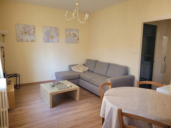 ROCHEFORT proche centre, appartement 1er étage de 43 m² meublé de type 2 - local privatif
