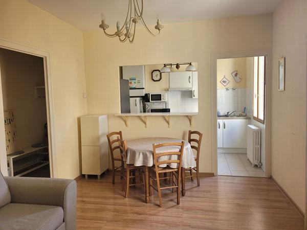 ROCHEFORT proche centre, appartement 1er étage de 43 m² meublé de type 2 - local privatif