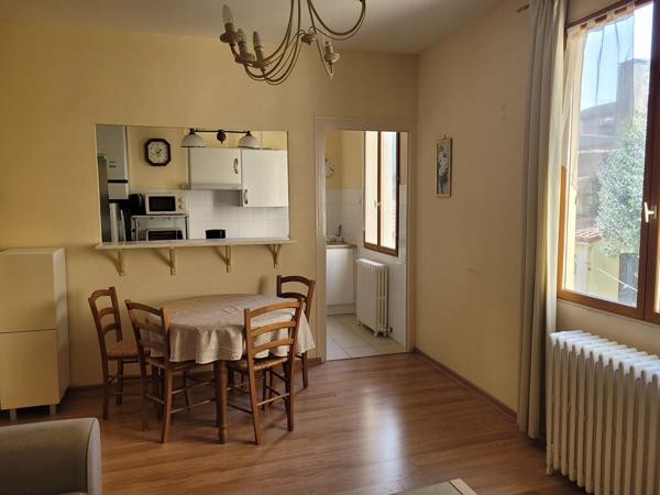 ROCHEFORT proche centre, appartement 1er étage de 43 m² meublé de type 2 - local privatif
