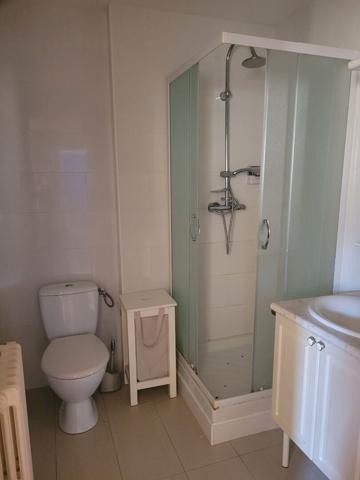 ROCHEFORT proche centre, appartement 1er étage de 43 m² meublé de type 2 - local privatif