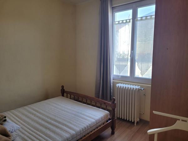 ROCHEFORT proche centre, appartement 1er étage de 43 m² meublé de type 2 - local privatif