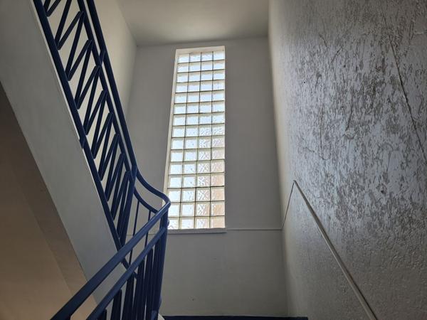 ROCHEFORT proche centre, appartement 1er étage de 43 m² meublé de type 2 - local privatif