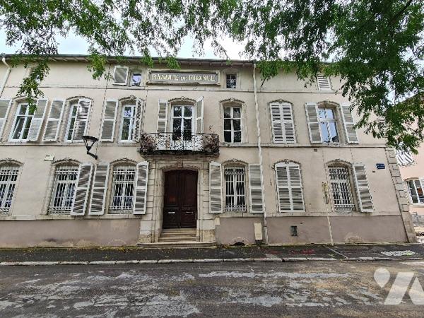 Appartement 5 pièces rénové, plein centre de TOUL - Place de la République