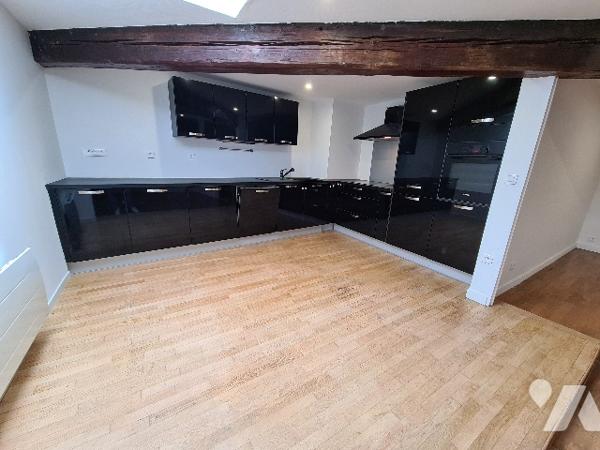 Appartement 5 pièces rénové, plein centre de TOUL - Place de la République