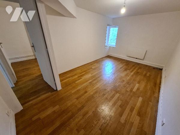 Appartement 5 pièces rénové, plein centre de TOUL - Place de la République