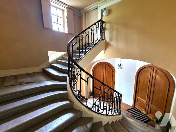 Appartement 5 pièces rénové, plein centre de TOUL - Place de la République