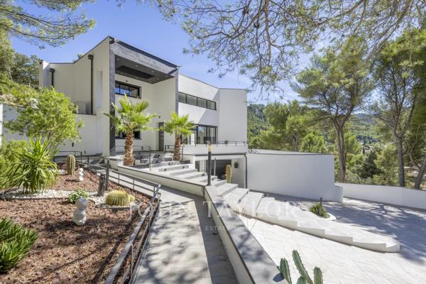 Propriété contemporaine avec piscine intérieure à proximité de Cassis