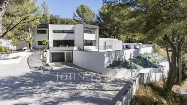 Propriété contemporaine avec piscine intérieure à proximité de Cassis