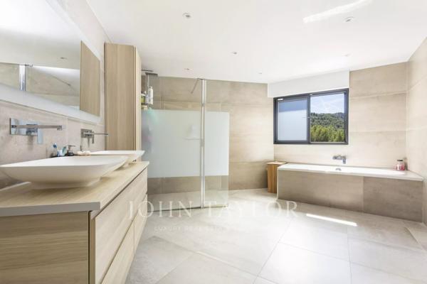 Propriété contemporaine avec piscine intérieure à proximité de Cassis