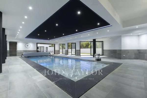 Propriété contemporaine avec piscine intérieure à proximité de Cassis