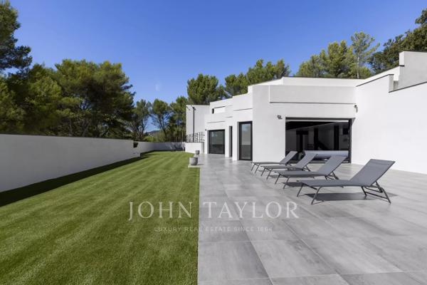 Propriété contemporaine avec piscine intérieure à proximité de Cassis