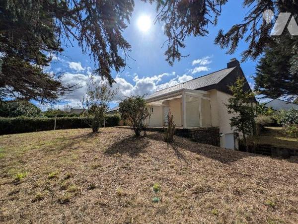 Guidel, maison de plain-pied  mitoyenne par le garage, sur sous-sol total, composée comme suit:...