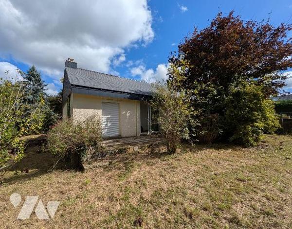 Guidel, maison de plain-pied  mitoyenne par le garage, sur sous-sol total, composée comme suit:...