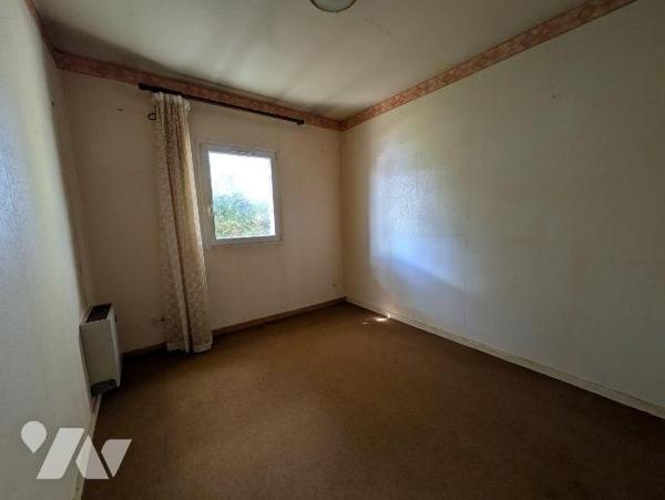 Guidel, maison de plain-pied  mitoyenne par le garage, sur sous-sol total, composée comme suit:...