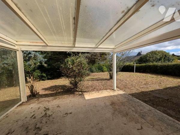 Guidel, maison de plain-pied  mitoyenne par le garage, sur sous-sol total, composée comme suit:...