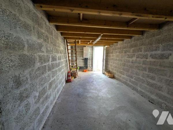 Guidel, maison de plain-pied  mitoyenne par le garage, sur sous-sol total, composée comme suit:...