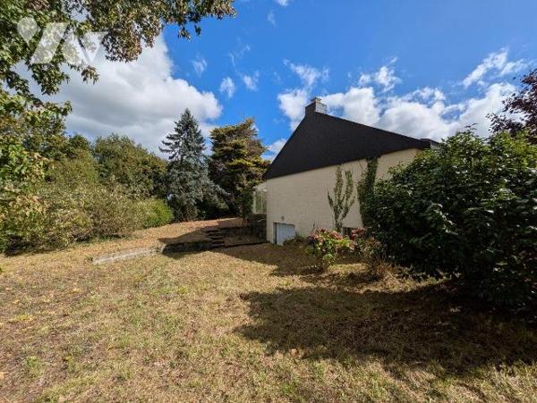 Guidel, maison de plain-pied  mitoyenne par le garage, sur sous-sol total, composée comme suit:...