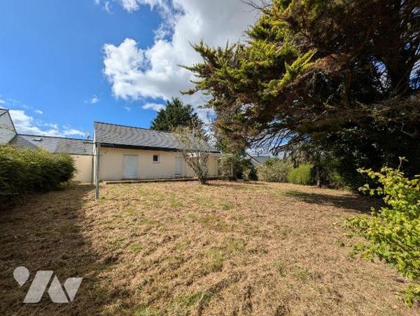 Guidel, maison de plain-pied  mitoyenne par le garage, sur sous-sol total, composée comme suit:...