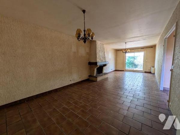 Guidel, maison de plain-pied  mitoyenne par le garage, sur sous-sol total, composée comme suit:...