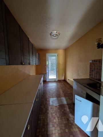 Guidel, maison de plain-pied  mitoyenne par le garage, sur sous-sol total, composée comme suit:...