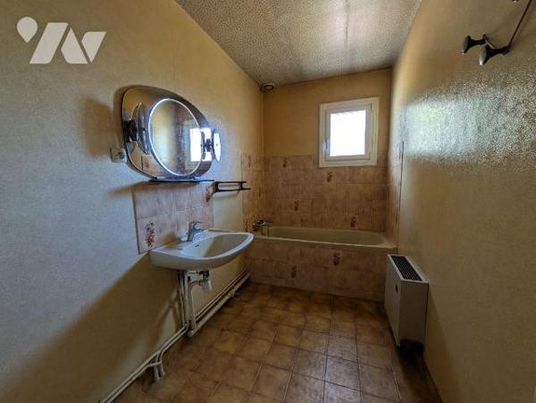 Guidel, maison de plain-pied  mitoyenne par le garage, sur sous-sol total, composée comme suit:...