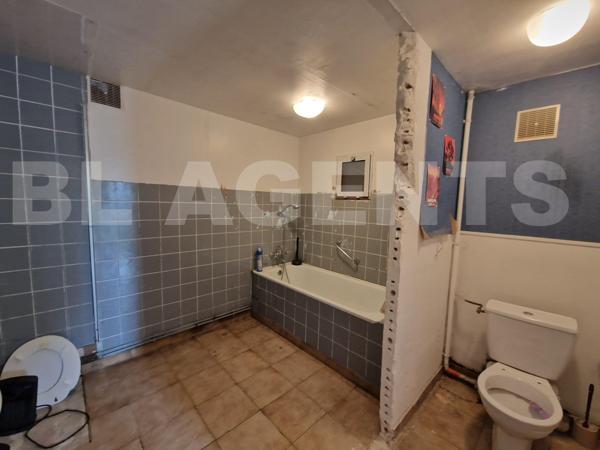 Maison avec dépendances et grand terrain - Fort potentiel