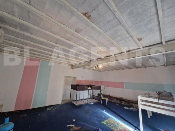 Maison avec dépendances et grand terrain - Fort potentiel