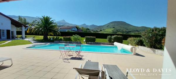 EXCLUSIVITÉ! MAISON AVEC PISCINE ET VUE DÉGAGÉE