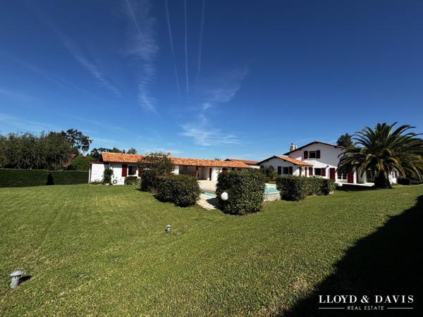 EXCLUSIVITÉ! MAISON AVEC PISCINE ET VUE DÉGAGÉE