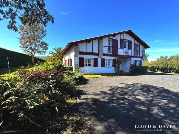 EXCLUSIVITÉ! MAISON AVEC PISCINE ET VUE DÉGAGÉE