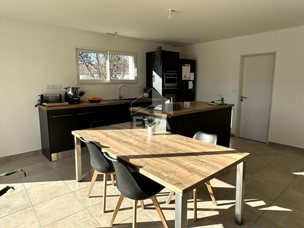 aison plain-pied RE2020 ? 3 chambres, piscine, vue citadelle