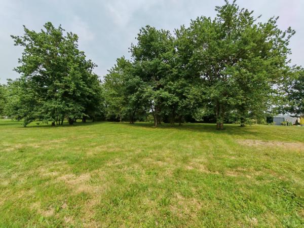Centre bourg, beau terrain de 1311 m²