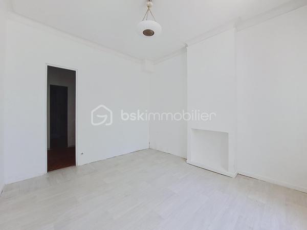 Situé en rez-de-chaussée d'une petite copropriété de seulement 4 lots, ce studio bénéficie d'un environnement calme tout en étant à seulement 5 minutes à pied du port de La Seyne-sur-Mer.
L'appartement se compose d'une cuisine indépendante, d'une agréable pièce de vie, d'une salle d'eau avec WC ainsi que d'un espace buanderie.
Son principal atout : une belle terrasse privative d'environ 9 m² en rez-de-jardin, idéale pour profiter des beaux jours.
Le bien est équipé de double vitrage et d'une climatisation réversible, assurant un confort appréciable en toute saison.
Quelques travaux d'aménagement sont à prévoir, offrant l'opportunité de personnaliser le logement selon vos goûts.
Sa localisation est idéale, à proximité immédiate des écoles, commerces, transports et de toutes les commodités, ce qui en fait un excellent choix pour une résidence principale, un pied-à-terre ou un investissement locatif. :::