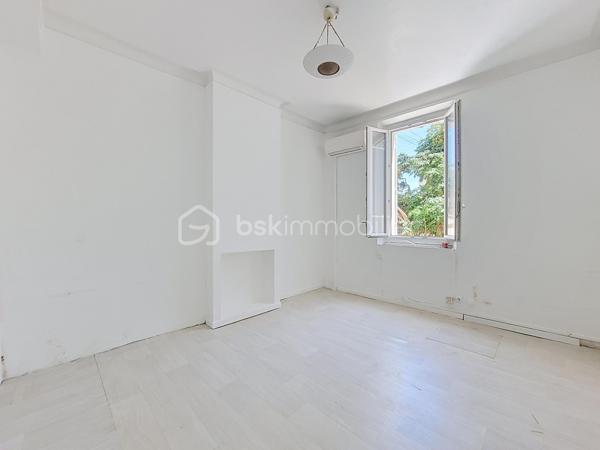 Situé en rez-de-chaussée d'une petite copropriété de seulement 4 lots, ce studio bénéficie d'un environnement calme tout en étant à seulement 5 minutes à pied du port de La Seyne-sur-Mer.
L'appartement se compose d'une cuisine indépendante, d'une agréable pièce de vie, d'une salle d'eau avec WC ainsi que d'un espace buanderie.
Son principal atout : une belle terrasse privative d'environ 9 m² en rez-de-jardin, idéale pour profiter des beaux jours.
Le bien est équipé de double vitrage et d'une climatisation réversible, assurant un confort appréciable en toute saison.
Quelques travaux d'aménagement sont à prévoir, offrant l'opportunité de personnaliser le logement selon vos goûts.
Sa localisation est idéale, à proximité immédiate des écoles, commerces, transports et de toutes les commodités, ce qui en fait un excellent choix pour une résidence principale, un pied-à-terre ou un investissement locatif. :::