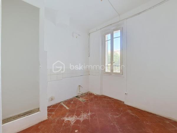 Situé en rez-de-chaussée d'une petite copropriété de seulement 4 lots, ce studio bénéficie d'un environnement calme tout en étant à seulement 5 minutes à pied du port de La Seyne-sur-Mer.
L'appartement se compose d'une cuisine indépendante, d'une agréable pièce de vie, d'une salle d'eau avec WC ainsi que d'un espace buanderie.
Son principal atout : une belle terrasse privative d'environ 9 m² en rez-de-jardin, idéale pour profiter des beaux jours.
Le bien est équipé de double vitrage et d'une climatisation réversible, assurant un confort appréciable en toute saison.
Quelques travaux d'aménagement sont à prévoir, offrant l'opportunité de personnaliser le logement selon vos goûts.
Sa localisation est idéale, à proximité immédiate des écoles, commerces, transports et de toutes les commodités, ce qui en fait un excellent choix pour une résidence principale, un pied-à-terre ou un investissement locatif. :::