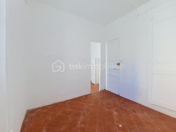 Situé en rez-de-chaussée d'une petite copropriété de seulement 4 lots, ce studio bénéficie d'un environnement calme tout en étant à seulement 5 minutes à pied du port de La Seyne-sur-Mer.
L'appartement se compose d'une cuisine indépendante, d'une agréable pièce de vie, d'une salle d'eau avec WC ainsi que d'un espace buanderie.
Son principal atout : une belle terrasse privative d'environ 9 m² en rez-de-jardin, idéale pour profiter des beaux jours.
Le bien est équipé de double vitrage et d'une climatisation réversible, assurant un confort appréciable en toute saison.
Quelques travaux d'aménagement sont à prévoir, offrant l'opportunité de personnaliser le logement selon vos goûts.
Sa localisation est idéale, à proximité immédiate des écoles, commerces, transports et de toutes les commodités, ce qui en fait un excellent choix pour une résidence principale, un pied-à-terre ou un investissement locatif. :::