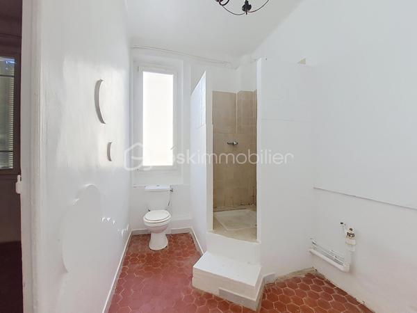 Situé en rez-de-chaussée d'une petite copropriété de seulement 4 lots, ce studio bénéficie d'un environnement calme tout en étant à seulement 5 minutes à pied du port de La Seyne-sur-Mer.
L'appartement se compose d'une cuisine indépendante, d'une agréable pièce de vie, d'une salle d'eau avec WC ainsi que d'un espace buanderie.
Son principal atout : une belle terrasse privative d'environ 9 m² en rez-de-jardin, idéale pour profiter des beaux jours.
Le bien est équipé de double vitrage et d'une climatisation réversible, assurant un confort appréciable en toute saison.
Quelques travaux d'aménagement sont à prévoir, offrant l'opportunité de personnaliser le logement selon vos goûts.
Sa localisation est idéale, à proximité immédiate des écoles, commerces, transports et de toutes les commodités, ce qui en fait un excellent choix pour une résidence principale, un pied-à-terre ou un investissement locatif. :::