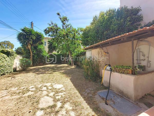 Situé en rez-de-chaussée d'une petite copropriété de seulement 4 lots, ce studio bénéficie d'un environnement calme tout en étant à seulement 5 minutes à pied du port de La Seyne-sur-Mer.
L'appartement se compose d'une cuisine indépendante, d'une agréable pièce de vie, d'une salle d'eau avec WC ainsi que d'un espace buanderie.
Son principal atout : une belle terrasse privative d'environ 9 m² en rez-de-jardin, idéale pour profiter des beaux jours.
Le bien est équipé de double vitrage et d'une climatisation réversible, assurant un confort appréciable en toute saison.
Quelques travaux d'aménagement sont à prévoir, offrant l'opportunité de personnaliser le logement selon vos goûts.
Sa localisation est idéale, à proximité immédiate des écoles, commerces, transports et de toutes les commodités, ce qui en fait un excellent choix pour une résidence principale, un pied-à-terre ou un investissement locatif. :::