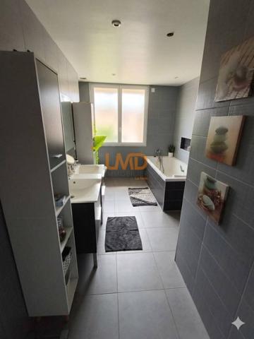 Villa avec pisicne dans quartier calme