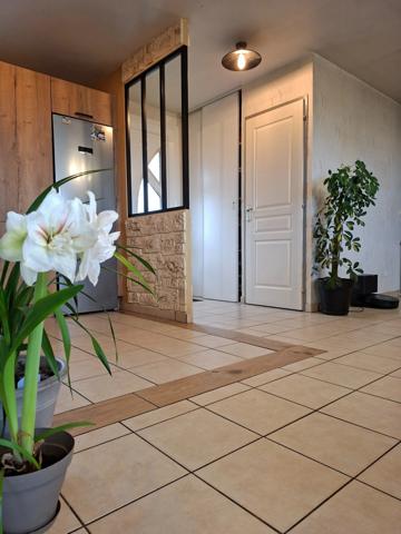 PLAIN PIED 4 chambres , grande piece de vie plein sud, double garage. sur 2400m terrain, clos, Secteur Fresnays/ Sarthe- Ancinnes