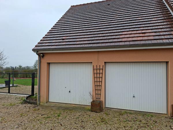 PLAIN PIED 4 chambres , grande piece de vie plein sud, double garage. sur 2400m terrain, clos, Secteur Fresnays/ Sarthe- Ancinnes