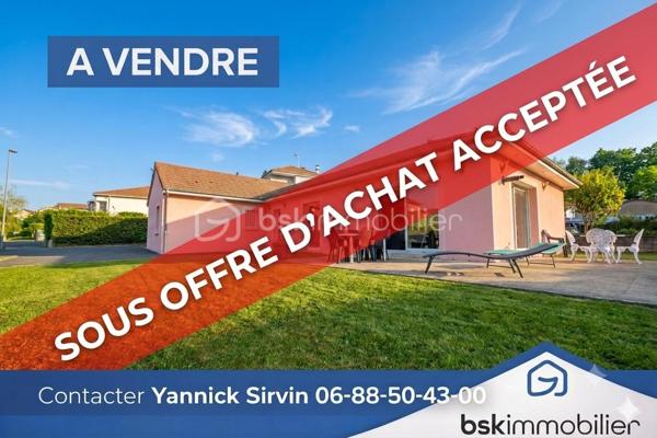 Découvrez cette magnifique villa de plain-pied, construite en 2016, idéalement située à Langogne. Vous apprécierez sa proximité avec le centre-ville, tout en bénéficiant du calme d'un quartier recherché et d'une exposition plein sud.

Ce bien rare et moderne vous offre :
    Un vaste séjour lumineux et une cuisine équipée ouverte haut de gamme, formant un espace de vie impressionnant de 67 m².
    Trois chambres, dont une magnifique suite parentale pour votre confort absolu.
    Une seconde salle de bain.
    Un dressing fonctionnel.
    Une buanderie pratique.

Le tout est implanté sur un terrain clos de 1140 m², offrant un cadre intime et piscinable à l'abri des regards.

Annexes et Prestations de Qualité :
En complément de la parcelle principale, cette propriété dispose d'annexes à rafraîchir offrant un beau potentiel :
    Un grand garage de 24 m².
    Une dépendance de 32 m², idéale pour un éventuel projet locatif ou un espace indépendant.

Cette maison spacieuse, conçue avec des matériaux de qualité, assure un grand confort grâce à ses équipements modernes : chauffage électrique au sol, poêle à granulés pour des soirées chaleureuses, chauffe-eau thermodynamique et VMC double flux pour une excellente qualité de l'air.

Très bien entretenue et bénéficiant d'un agencement optimal, cette villa de haute qualité, ne nécessite aucun travaux. Posez simplement vos valises !

N'hésitez pas à me contacter dès maintenant pour obtenir plus de renseignements et organiser votre visite!