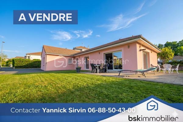 Découvrez cette magnifique villa de plain-pied, construite en 2016, idéalement située à Langogne. Vous apprécierez sa proximité avec le centre-ville, tout en bénéficiant du calme d'un quartier recherché et d'une exposition plein sud.

Ce bien rare et moderne vous offre :
    Un vaste séjour lumineux et une cuisine équipée ouverte haut de gamme, formant un espace de vie impressionnant de 67 m².
    Trois chambres, dont une magnifique suite parentale pour votre confort absolu.
    Une seconde salle de bain.
    Un dressing fonctionnel.
    Une buanderie pratique.

Le tout est implanté sur un terrain clos de 1140 m², offrant un cadre intime et piscinable à l'abri des regards.

Annexes et Prestations de Qualité :
En complément de la parcelle principale, cette propriété dispose d'annexes à rafraîchir offrant un beau potentiel :
    Un grand garage de 24 m².
    Une dépendance de 32 m², idéale pour un éventuel projet locatif ou un espace indépendant.

Cette maison spacieuse, conçue avec des matériaux de qualité, assure un grand confort grâce à ses équipements modernes : chauffage électrique au sol, poêle à granulés pour des soirées chaleureuses, chauffe-eau thermodynamique et VMC double flux pour une excellente qualité de l'air.

Très bien entretenue et bénéficiant d'un agencement optimal, cette villa de haute qualité, ne nécessite aucun travaux. Posez simplement vos valises !

N'hésitez pas à me contacter dès maintenant pour obtenir plus de renseignements et organiser votre visite!