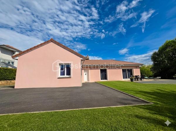 Découvrez cette magnifique villa de plain-pied, construite en 2016, idéalement située à Langogne. Vous apprécierez sa proximité avec le centre-ville, tout en bénéficiant du calme d'un quartier recherché et d'une exposition plein sud.

Ce bien rare et moderne vous offre :
    Un vaste séjour lumineux et une cuisine équipée ouverte haut de gamme, formant un espace de vie impressionnant de 67 m².
    Trois chambres, dont une magnifique suite parentale pour votre confort absolu.
    Une seconde salle de bain.
    Un dressing fonctionnel.
    Une buanderie pratique.

Le tout est implanté sur un terrain clos de 1140 m², offrant un cadre intime et piscinable à l'abri des regards.

Annexes et Prestations de Qualité :
En complément de la parcelle principale, cette propriété dispose d'annexes à rafraîchir offrant un beau potentiel :
    Un grand garage de 24 m².
    Une dépendance de 32 m², idéale pour un éventuel projet locatif ou un espace indépendant.

Cette maison spacieuse, conçue avec des matériaux de qualité, assure un grand confort grâce à ses équipements modernes : chauffage électrique au sol, poêle à granulés pour des soirées chaleureuses, chauffe-eau thermodynamique et VMC double flux pour une excellente qualité de l'air.

Très bien entretenue et bénéficiant d'un agencement optimal, cette villa de haute qualité, ne nécessite aucun travaux. Posez simplement vos valises !

N'hésitez pas à me contacter dès maintenant pour obtenir plus de renseignements et organiser votre visite!