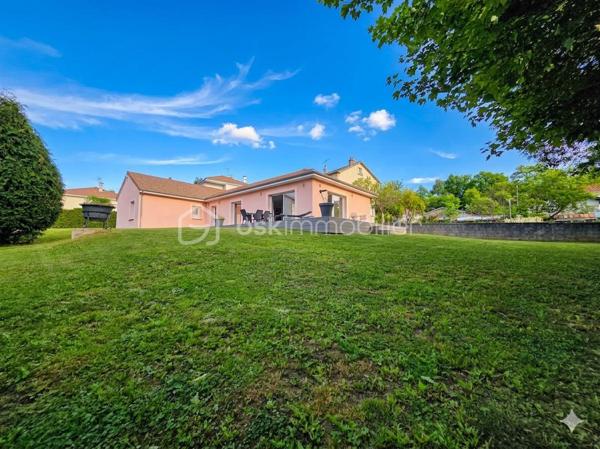 Découvrez cette magnifique villa de plain-pied, construite en 2016, idéalement située à Langogne. Vous apprécierez sa proximité avec le centre-ville, tout en bénéficiant du calme d'un quartier recherché et d'une exposition plein sud.

Ce bien rare et moderne vous offre :
    Un vaste séjour lumineux et une cuisine équipée ouverte haut de gamme, formant un espace de vie impressionnant de 67 m².
    Trois chambres, dont une magnifique suite parentale pour votre confort absolu.
    Une seconde salle de bain.
    Un dressing fonctionnel.
    Une buanderie pratique.

Le tout est implanté sur un terrain clos de 1140 m², offrant un cadre intime et piscinable à l'abri des regards.

Annexes et Prestations de Qualité :
En complément de la parcelle principale, cette propriété dispose d'annexes à rafraîchir offrant un beau potentiel :
    Un grand garage de 24 m².
    Une dépendance de 32 m², idéale pour un éventuel projet locatif ou un espace indépendant.

Cette maison spacieuse, conçue avec des matériaux de qualité, assure un grand confort grâce à ses équipements modernes : chauffage électrique au sol, poêle à granulés pour des soirées chaleureuses, chauffe-eau thermodynamique et VMC double flux pour une excellente qualité de l'air.

Très bien entretenue et bénéficiant d'un agencement optimal, cette villa de haute qualité, ne nécessite aucun travaux. Posez simplement vos valises !

N'hésitez pas à me contacter dès maintenant pour obtenir plus de renseignements et organiser votre visite!