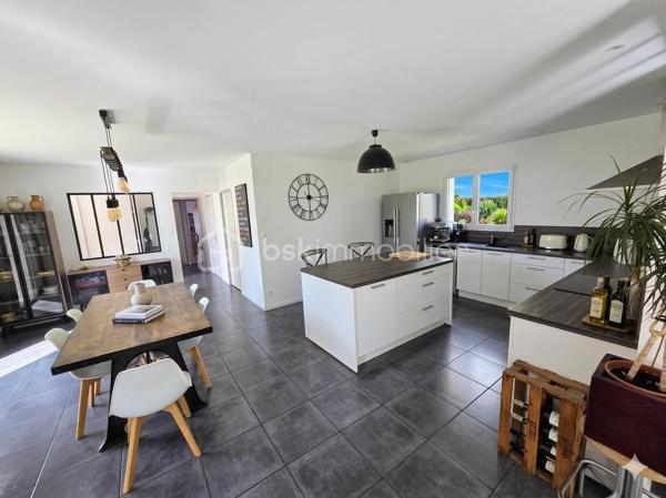 Découvrez cette magnifique villa de plain-pied, construite en 2016, idéalement située à Langogne. Vous apprécierez sa proximité avec le centre-ville, tout en bénéficiant du calme d'un quartier recherché et d'une exposition plein sud.

Ce bien rare et moderne vous offre :
    Un vaste séjour lumineux et une cuisine équipée ouverte haut de gamme, formant un espace de vie impressionnant de 67 m².
    Trois chambres, dont une magnifique suite parentale pour votre confort absolu.
    Une seconde salle de bain.
    Un dressing fonctionnel.
    Une buanderie pratique.

Le tout est implanté sur un terrain clos de 1140 m², offrant un cadre intime et piscinable à l'abri des regards.

Annexes et Prestations de Qualité :
En complément de la parcelle principale, cette propriété dispose d'annexes à rafraîchir offrant un beau potentiel :
    Un grand garage de 24 m².
    Une dépendance de 32 m², idéale pour un éventuel projet locatif ou un espace indépendant.

Cette maison spacieuse, conçue avec des matériaux de qualité, assure un grand confort grâce à ses équipements modernes : chauffage électrique au sol, poêle à granulés pour des soirées chaleureuses, chauffe-eau thermodynamique et VMC double flux pour une excellente qualité de l'air.

Très bien entretenue et bénéficiant d'un agencement optimal, cette villa de haute qualité, ne nécessite aucun travaux. Posez simplement vos valises !

N'hésitez pas à me contacter dès maintenant pour obtenir plus de renseignements et organiser votre visite!
