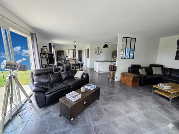Découvrez cette magnifique villa de plain-pied, construite en 2016, idéalement située à Langogne. Vous apprécierez sa proximité avec le centre-ville, tout en bénéficiant du calme d'un quartier recherché et d'une exposition plein sud.

Ce bien rare et moderne vous offre :
    Un vaste séjour lumineux et une cuisine équipée ouverte haut de gamme, formant un espace de vie impressionnant de 67 m².
    Trois chambres, dont une magnifique suite parentale pour votre confort absolu.
    Une seconde salle de bain.
    Un dressing fonctionnel.
    Une buanderie pratique.

Le tout est implanté sur un terrain clos de 1140 m², offrant un cadre intime et piscinable à l'abri des regards.

Annexes et Prestations de Qualité :
En complément de la parcelle principale, cette propriété dispose d'annexes à rafraîchir offrant un beau potentiel :
    Un grand garage de 24 m².
    Une dépendance de 32 m², idéale pour un éventuel projet locatif ou un espace indépendant.

Cette maison spacieuse, conçue avec des matériaux de qualité, assure un grand confort grâce à ses équipements modernes : chauffage électrique au sol, poêle à granulés pour des soirées chaleureuses, chauffe-eau thermodynamique et VMC double flux pour une excellente qualité de l'air.

Très bien entretenue et bénéficiant d'un agencement optimal, cette villa de haute qualité, ne nécessite aucun travaux. Posez simplement vos valises !

N'hésitez pas à me contacter dès maintenant pour obtenir plus de renseignements et organiser votre visite!
