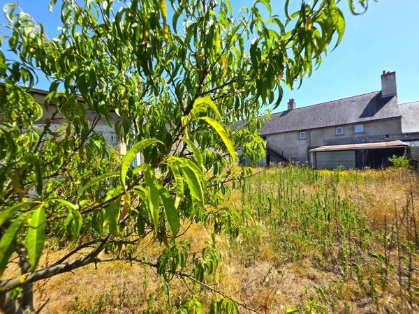 Maison de bourg, 3/4 chambres, terrain et dépendances