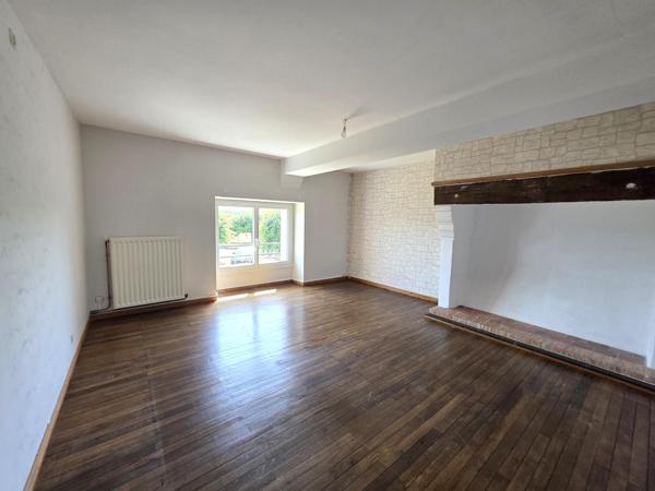 Maison de bourg, 3/4 chambres, terrain et dépendances